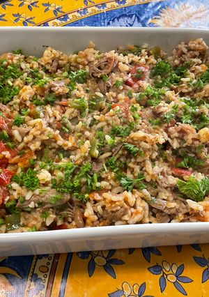 Une photo de Riz à l’agneau, tomates, poivron, citron et épices