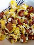 Huevo revuelto con hot dog y queso andino