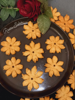 फ्लावर मठरी (flower mathri recipe in Hindi) रेसिपी मुख्य फोटो