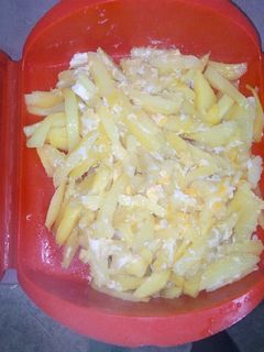 Una foto de Patatas con huevos revuelto en lékué