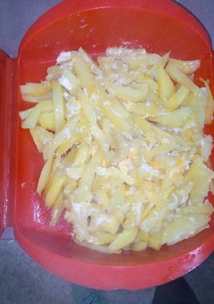 Una foto de Patatas con huevos revuelto en lékué