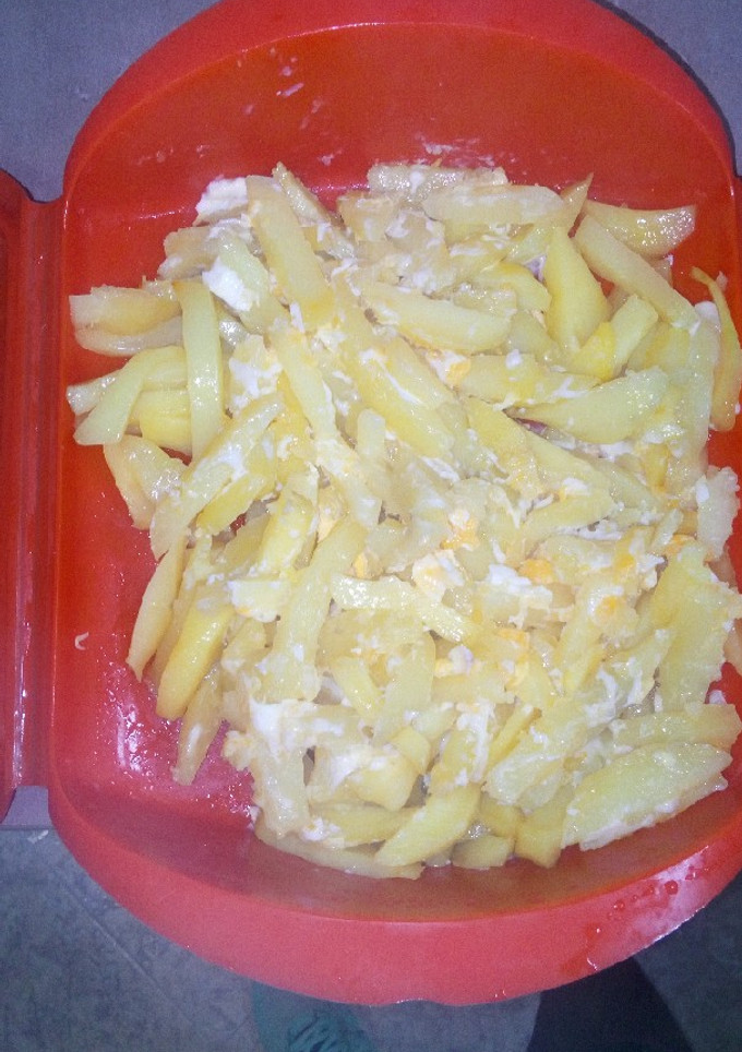 Una foto de Patatas con huevos revuelto en lékué