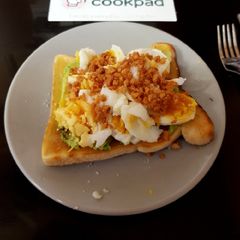 A picture of My Avocado with Egg on toast & Bacon crispies. 😙.