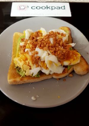 A picture of My Avocado with Egg on toast & Bacon crispies. 😙.