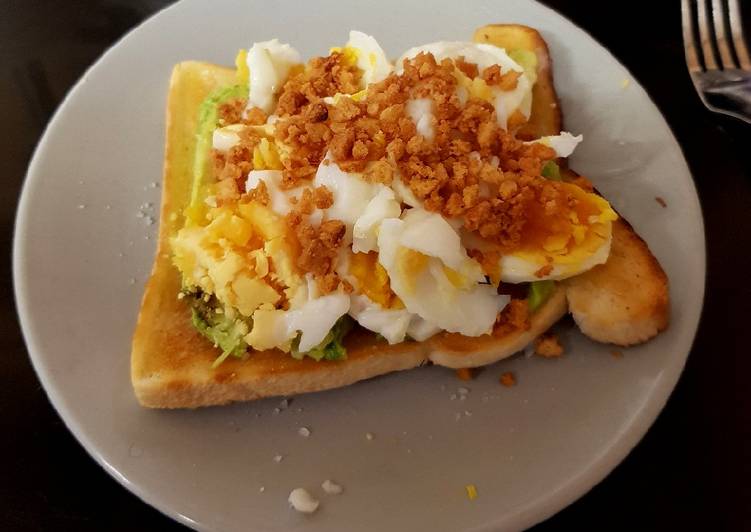 My Avocado with Egg on toast &amp; Bacon crispies. 😙