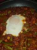 Judías verdes con tomate y huevo