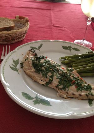Una foto de Anchoa a las brasas perfumada con perejil, jengibre y ají