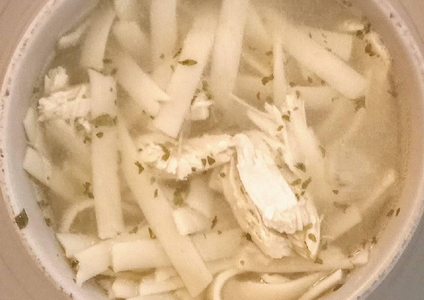 Sopa de pollo con tallarines