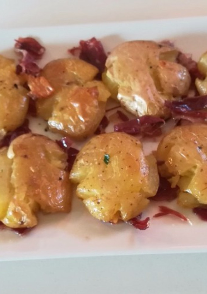 Una foto de Patatinas al horno con jamón serrano
