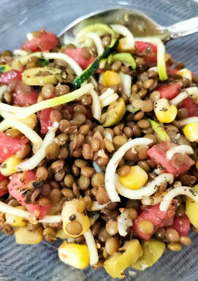 Una foto de Ensalada de lentejas con sandía y calabacín
