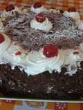 Torta selva negra con cerezas y frutillas