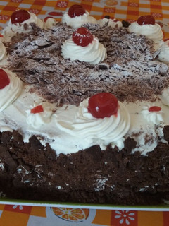 Una foto de Torta selva negra con cerezas y frutillas