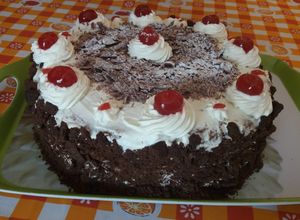 Una foto de Torta selva negra con cerezas y frutillas