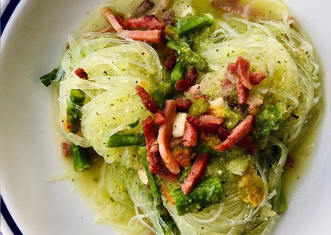 Spaghetti di soia cremosi con asparagi, fiori di zucca e speck
