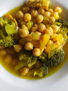 Una foto de Garbanzos con solomillo de pavo y brócoli