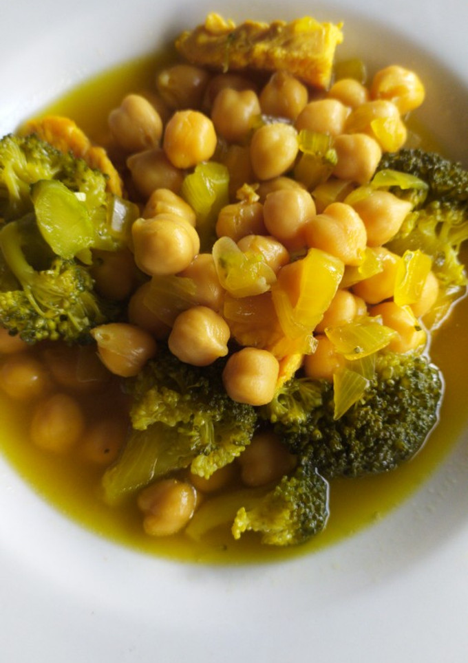 Una foto de Garbanzos con solomillo de pavo y brócoli