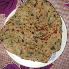 A picture of Methi ka paratha.
