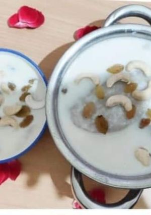 A picture of Dudh Pua with rice flour and khoya stuffing.
