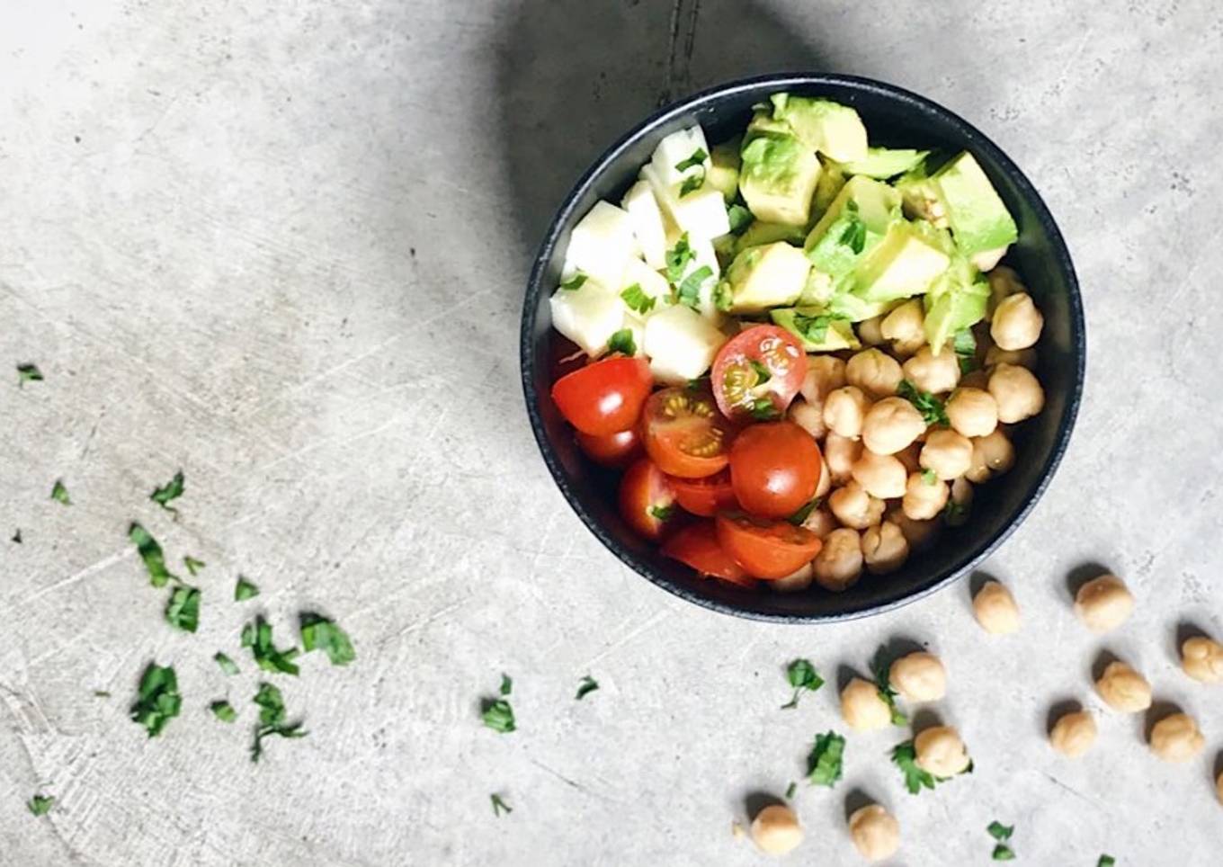 Receta de garbanzos, aguacate y queso. fácil y muy sana