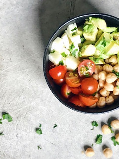 Una foto de Receta de garbanzos, aguacate y queso. fácil y muy sana