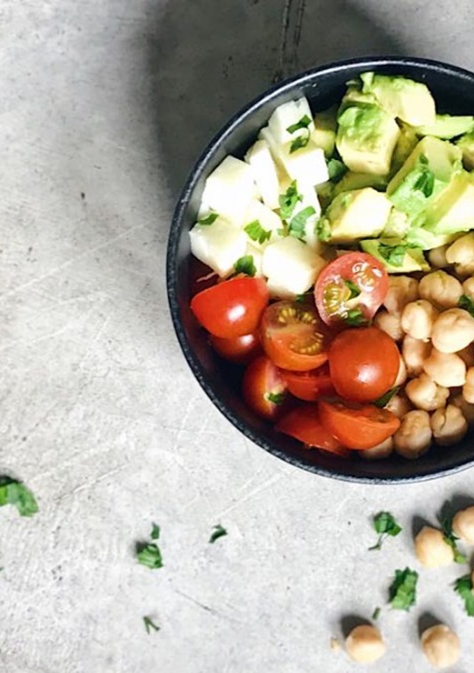 Una foto de Receta de garbanzos, aguacate y queso. fácil y muy sana