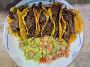 Una foto de carne deshebrada con cebolla y tomate