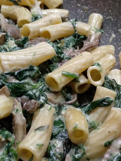 Una foto de Pasta con setas y espinacas