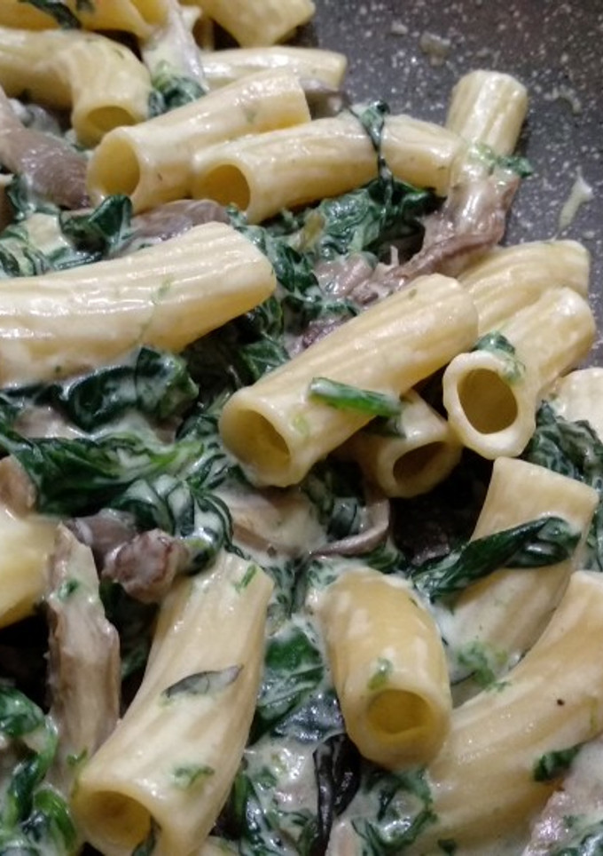 Una foto de Pasta con setas y espinacas