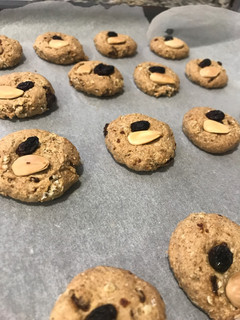 Una foto de • Galletas de avena, pasas y almendras •
