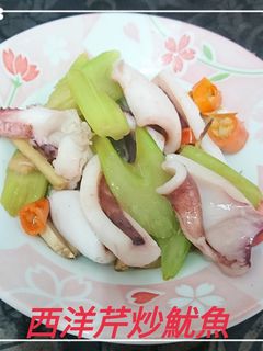 西洋芹炒魷魚(簡單料理) 的食譜成品照片