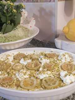 Foto di Tiramisù alla crema al limone al profumo di limoncello,pistacchi e limone caramellato