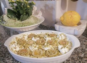 Foto di Tiramisù alla crema al  limone al profumo di limoncello,pistacchi e limone caramellato