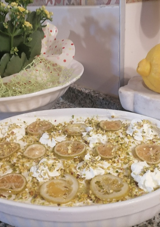 Foto di Tiramisù alla crema al  limone al profumo di limoncello,pistacchi e limone caramellato