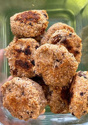 Una foto de Galletitas de dátiles, coco y chocolate sin gluten, sin huevo, sin azúcar