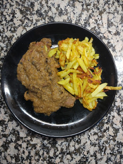 Una foto de Ternera en salsa de manzana con patatas finas