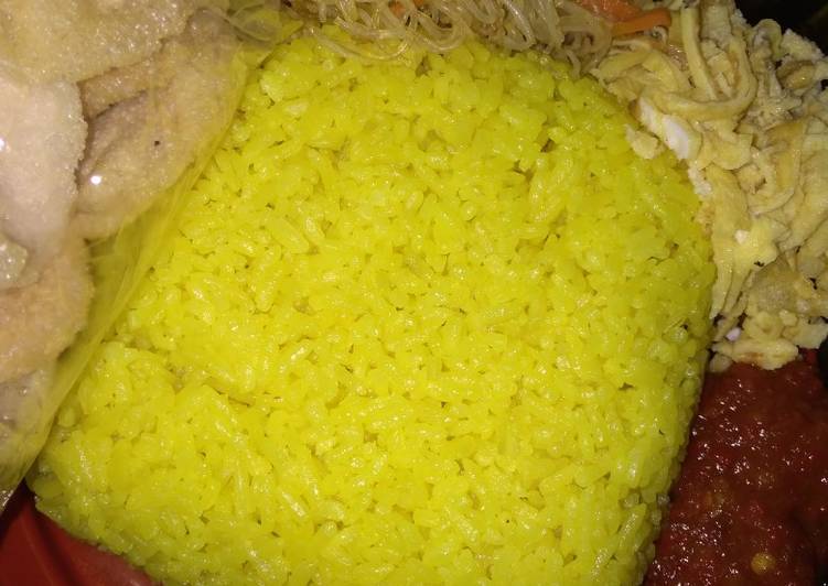 Nasi kuning sehat keluarga