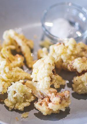 A picture of Cauliflower tempura.