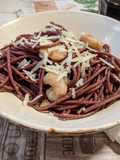 Spaghetti al vino tinto con gambas al ajillo