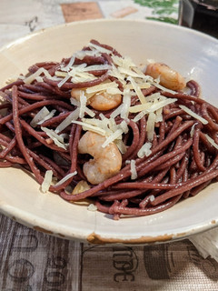 Una foto de Spaghetti al vino tinto con gambas al ajillo