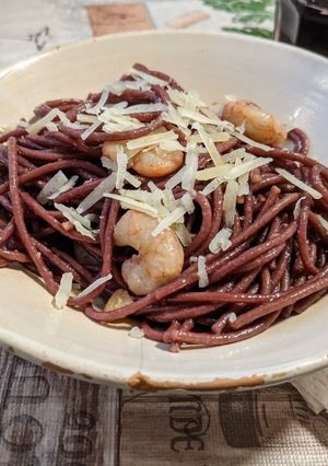 Foto principal de Spaghetti al vino tinto con gambas al ajillo