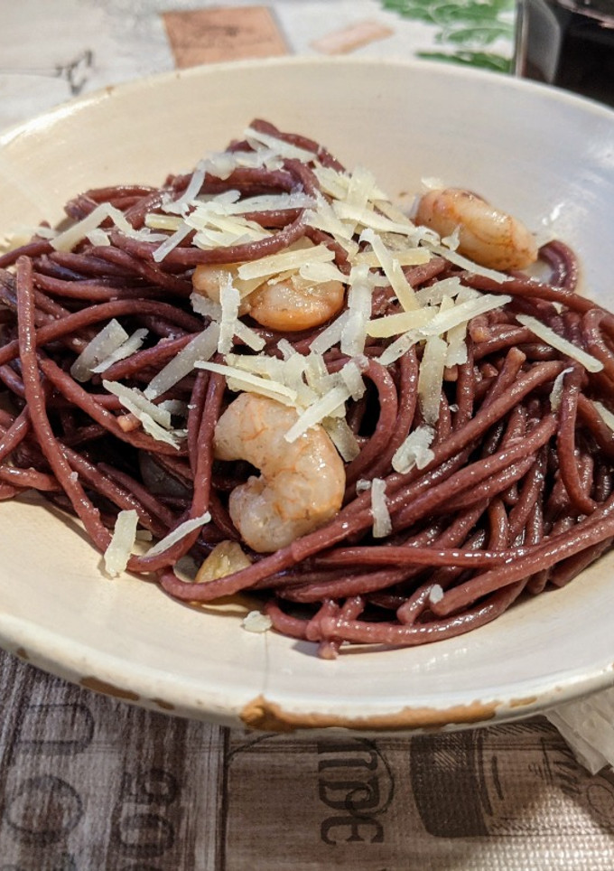 Una foto de Spaghetti al vino tinto con gambas al ajillo