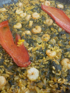 Una foto de Paella al HORNO de espinacas y gamba pelada