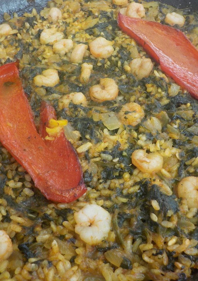 Una foto de Paella al HORNO de espinacas y gamba pelada