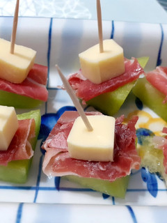Una foto de Mini-banderillas de melón, jamón y queso gouda