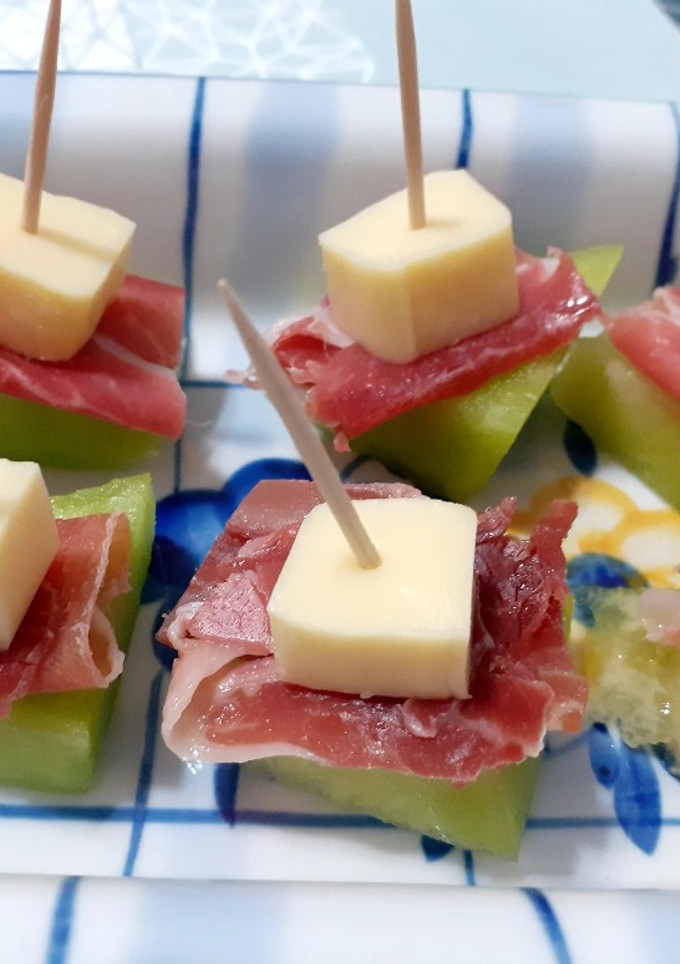 Una foto de Mini-banderillas de melón, jamón y queso gouda