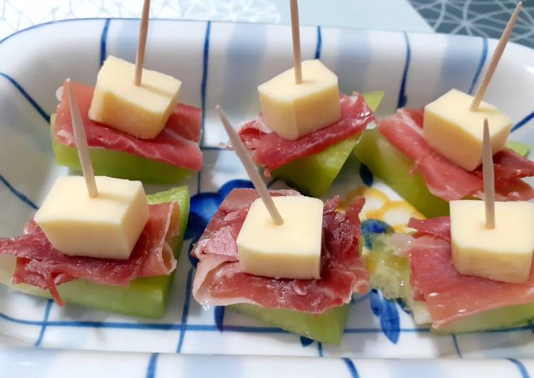 Mini-banderillas de melón, jamón y queso gouda
