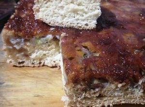 Una foto de Bizcochuelo sueco con banana y caramelo invertido