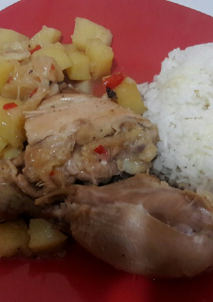 Una foto de Pollo ala cerveza con papas y guarnición de arroz..😋