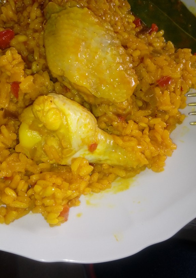 Una foto de Arroz con pollo y pimiento