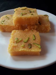 मैंगो कोकोनट बर्फी (Mango coconut barfi recipe in Hindi) रेसिपी मुख्य फोटो